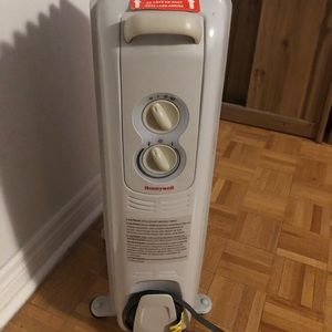 Oil cooled Room heater